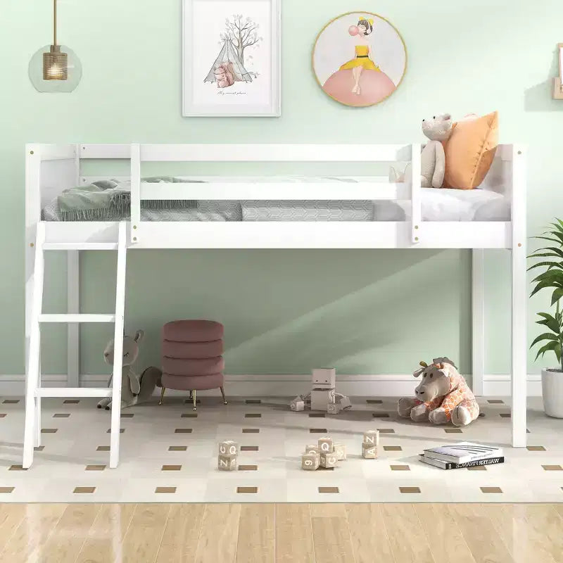 Niedriges Loftbett aus Holz in Twin/Full-Größe mit Leiter
