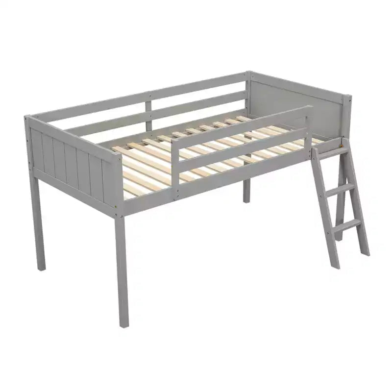 Niedriges Loftbett aus Holz in Twin/Full-Größe mit Leiter