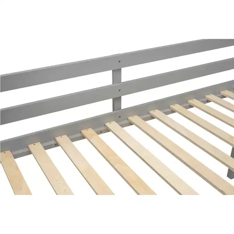 Niedriges Loftbett aus Holz in Twin/Full-Größe mit Leiter