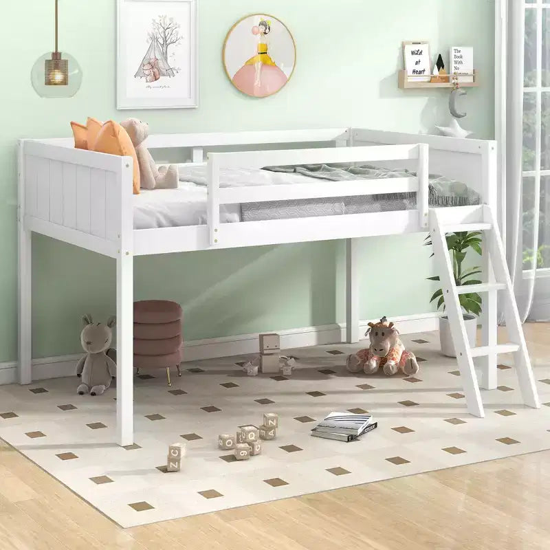 Niedriges Loftbett aus Holz in Twin/Full-Größe mit Leiter