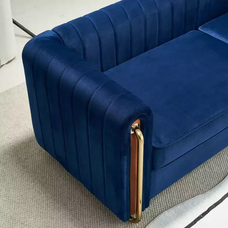 84 Moderne Samtpolster-Sofa, Couch mit goldenen Metallbeinen und gerollten Armlehnen für Wohnzimmer, Schlafzimmer oder Apartment