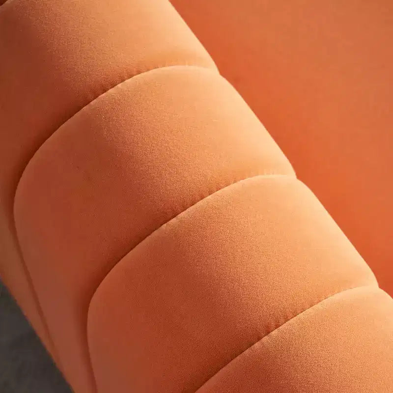 84 Moderne Samtpolster-Sofa, Couch mit goldenen Metallbeinen und gerollten Armlehnen für Wohnzimmer, Schlafzimmer oder Apartment