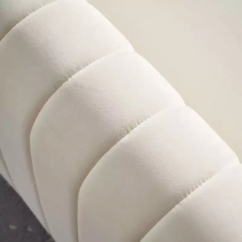 84 Moderne Samtpolster-Sofa, Couch mit goldenen Metallbeinen und gerollten Armlehnen für Wohnzimmer, Schlafzimmer oder Apartment