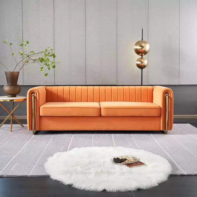 84 Moderne Samtpolster-Sofa, Couch mit goldenen Metallbeinen und gerollten Armlehnen für Wohnzimmer, Schlafzimmer oder Apartment