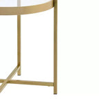 Dekorativer Beistelltisch mit einer Tischplatte aus Klarglas und goldener Oberfläche.