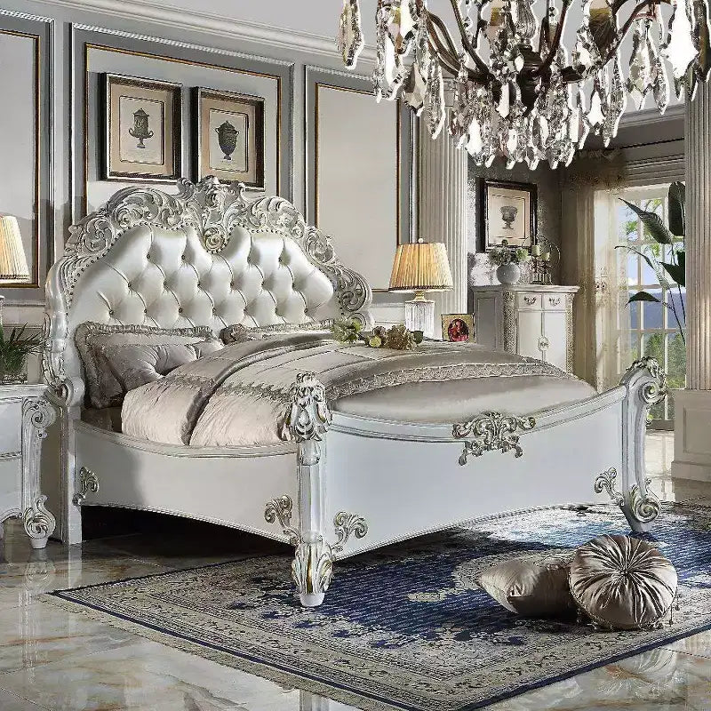 100 Pfund schweres California King-Size-Bett, Kunstleder und antike Perlenoptik.