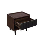 Moderner Nachttisch mit gerillter Front und Schublade