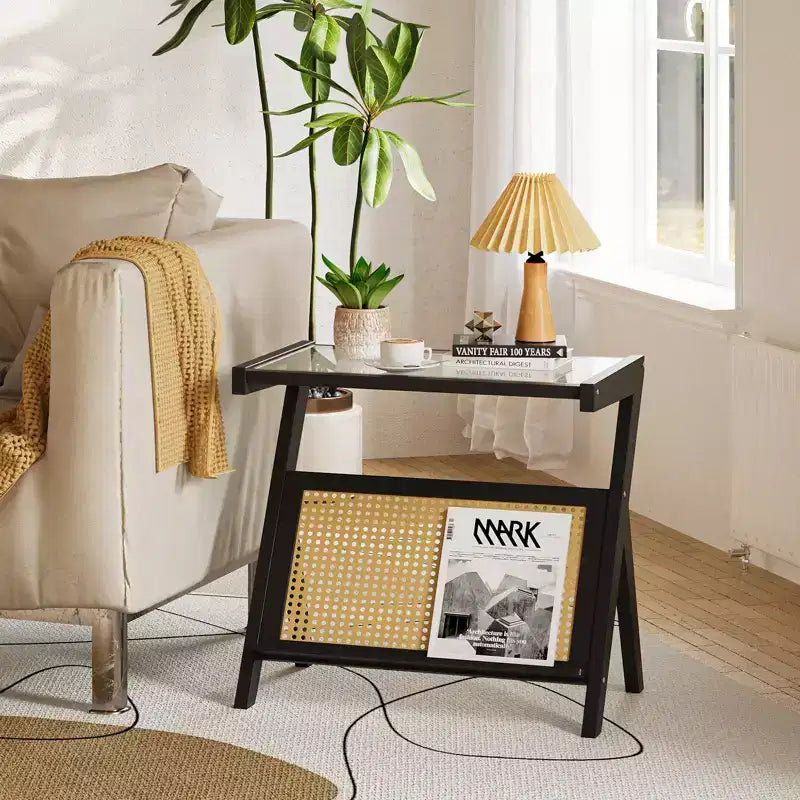 Rattan-Beistelltisch mit Bambusrahmen, Platte aus gehärtetem Glas, Z-förmiges Ablagefach, Natur